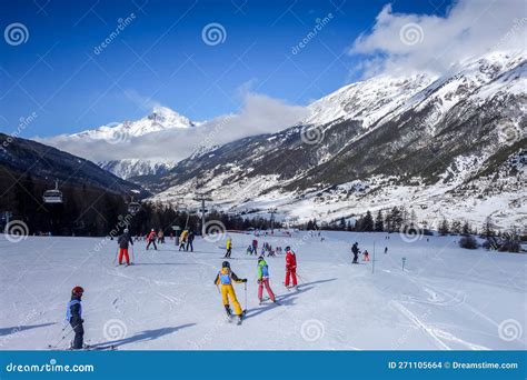 Immagine di sciatori che praticano sci di fondo in un paesaggio innevato e boschivo