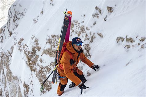 Sci da scialpinismo arancione in azione su un pendio innevato