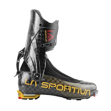 Vista laterale dello scarpone La Sportiva Synchro evidenziando il rinforzo in carbonio e la leva walk/ski