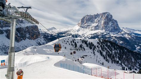 Panorama delle Dolomiti con piste da sci innevate