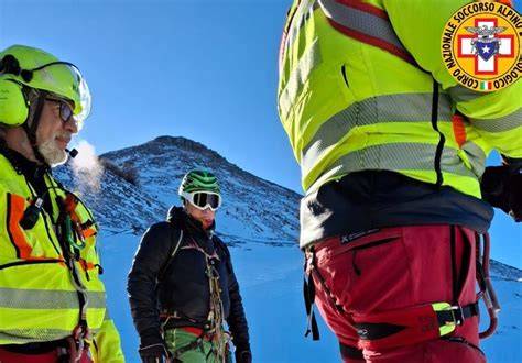Fotografia di un gruppo di scialpinisti in cima al Monte Frerone