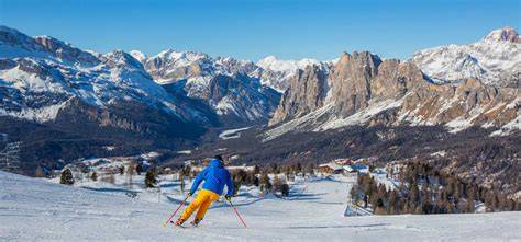 vista delle piste da sci di Cortina d'Ampezzo con le montagne circostanti