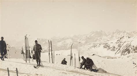 Immagine d'epoca di sciatori che risalgono una pista a piedi con le pelli