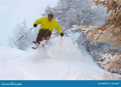 Sciatore esperto che esegue un salto in un'area di freeride a Roccaraso