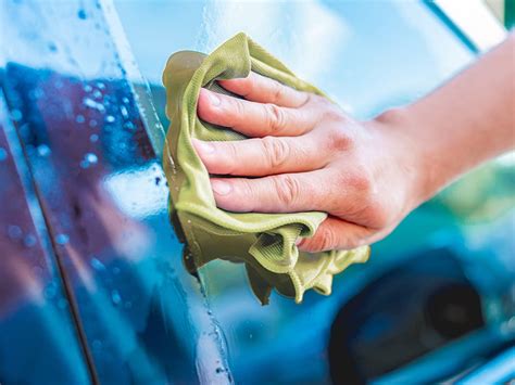 Applicazione di un cleaner per sci con un panno.