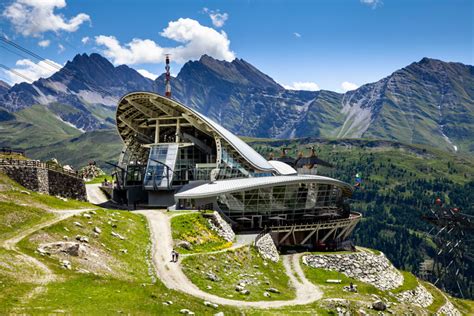 Vista panoramica dalla terrazza di Pavillon The Mountain sul Monte Bianco e sulla Val Veny