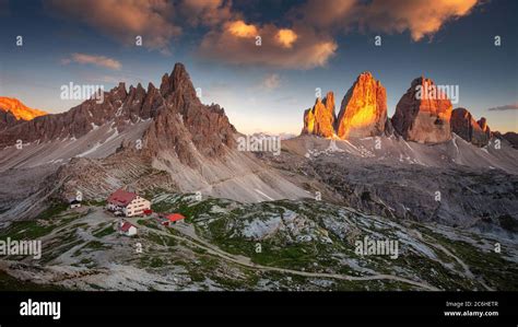Immagine panoramica delle Tre Cime di Lavaredo in inverno, con neve e cielo limpido.