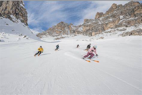 Gruppo di studenti felici che sciano sulle piste di Livigno