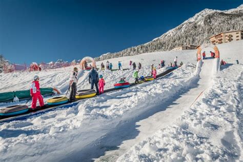 Panorama del Paganella Fun Park con bambini che giocano sulla neve