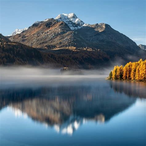Panorama alpino dell'Alta Engadina con laghi e montagne innevate