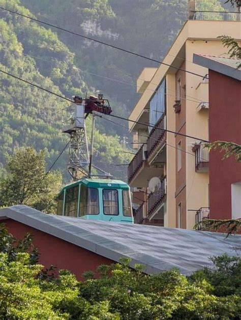 Cabina della funivia in movimento con vista sul paesaggio circostante