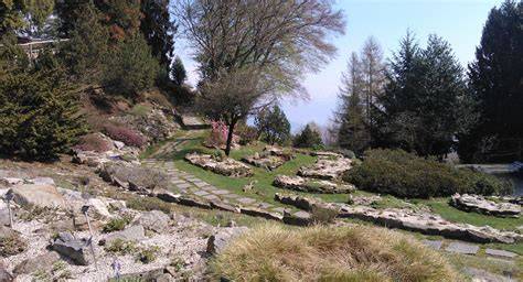 Vista del giardino botanico Alpinia con le montagne e il lago sullo sfondo