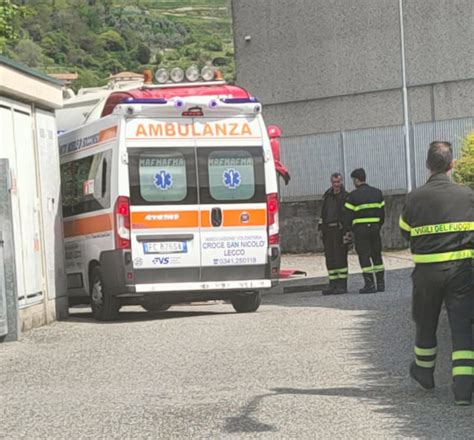 soccorritori al lavoro vicino alla cabina incidentata