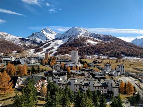 Vista panoramica di Sestriere con i suoi iconici grattacieli e le montagne circostanti