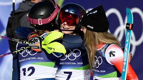 foto di Mikaela Shiffrin festeggia la medaglia d'oro con il pubblico
