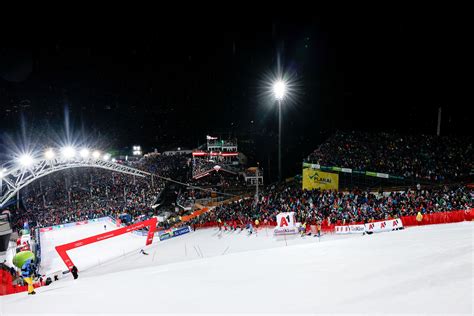 Vista della pista Planai di Schladming durante una gara in notturna