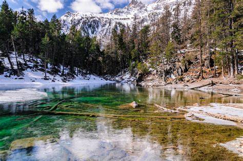 Panoramica del Lago Verde in Valle Stretta, con montagne circostanti innevate