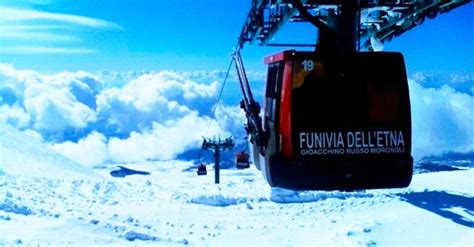 Dettaglio di una cabina moderna della Funivia dell'Etna con design Pininfarina