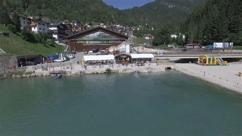 Foto del palaghiaccio di Alleghe con vista sul lago.
