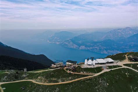 Panoramica del Monte Baldo innevato con sentieri scialpinistici