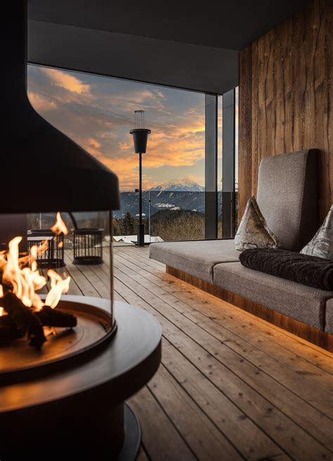 Interno di un hotel di lusso a Kitzbühel con arredi eleganti e vista sulle montagne