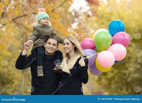 Foto di una famiglia con un bambino piccolo, a simboleggiare la famiglia Zorloni