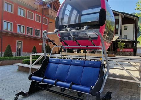 Cabine panoramiche della nuova cabinovia Magnolta con i colori del logo di Aprica.