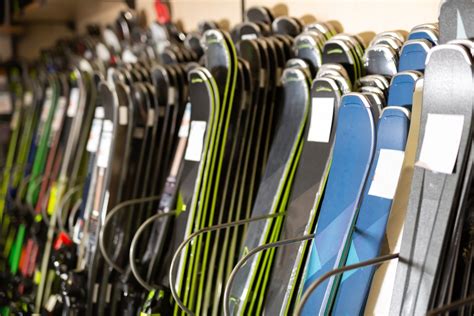 Illustrazione di diverse tipologie di sci e snowboard disponibili per il noleggio