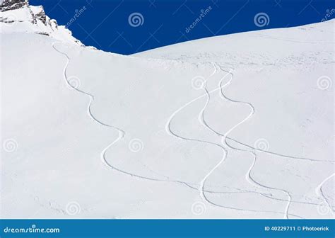 Primo piano di neve trasformata con tracce di sci