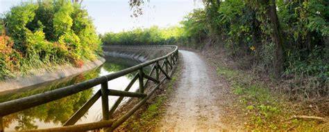 Pista ciclabile lungo un canale