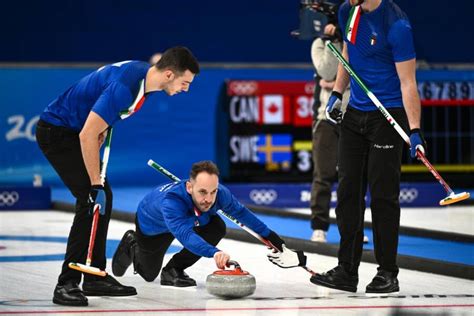 Immagine della squadra italiana di curling durante una partita