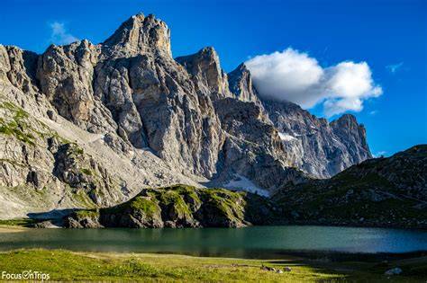 Il Lago Coldai con il Monte Civetta riflesso nelle sue acque.