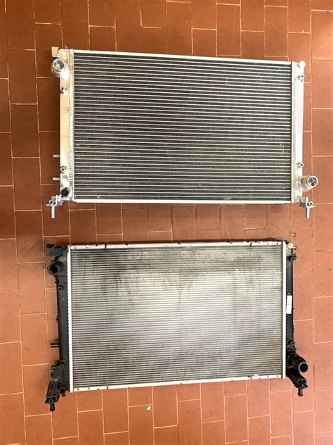 Schema comparativo tra radiatore standard e radiatore maggiorato, evidenziando la maggiore superficie di scambio termico.