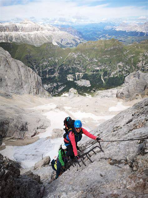 Una sezione impegnativa della Via Ferrata della Cresta Ovest