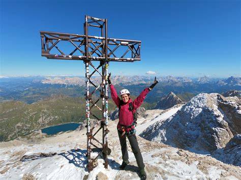 Croce di vetta su Punta Penia con vista panoramica sulle Dolomiti