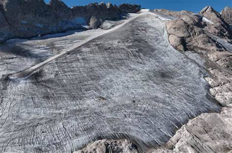 Discesa sul ghiacciaio della Marmolada con vista sui crepacci