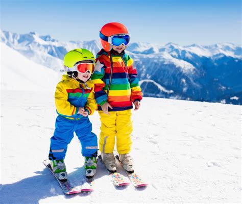 attrezzatura da sci per bambini con colori vivaci e design accattivante