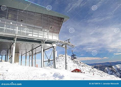 foto panoramica di una stazione sciistica moderna con impianti di innevamento artificiale