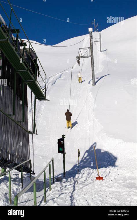 immagine di un vecchio skilift abbandonato in montagna