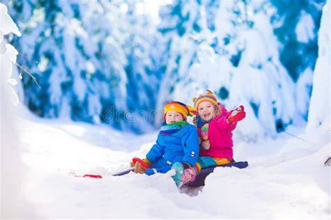 Bambini che si divertono sulla neve in un'area dedicata di Bolbeno