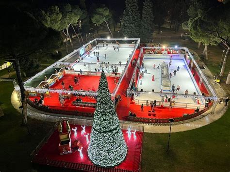 vista aerea del villaggio di Natale con pista di pattinaggio al Foro Italico