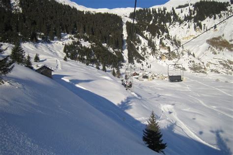 Panorama della Val Bedretto innevata con la stazione sciistica di Cioss Prato in lontananza