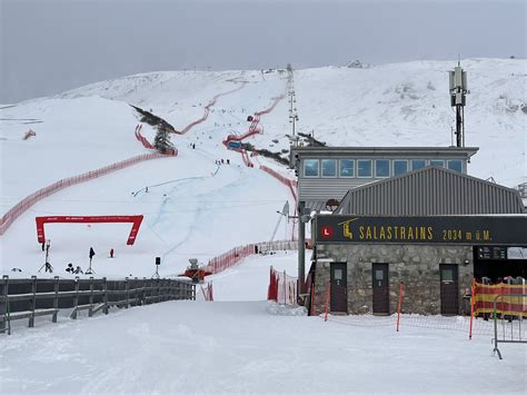 Vista panoramica del tracciato di SuperG a St. Moritz con le montagne innevate sullo sfondo