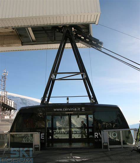 Cabina moderna della funivia del Plateau Rosà con vista sulle montagne circostanti