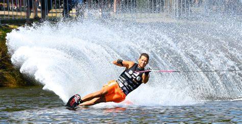 Confronto visivo tra sci nautico e wakeboard