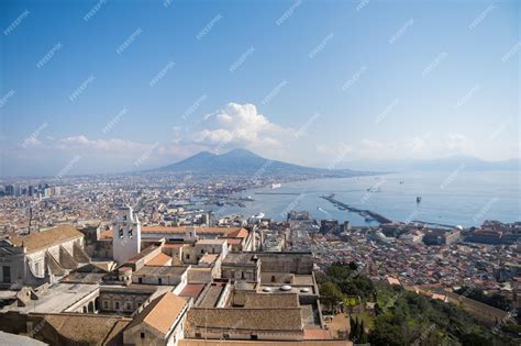 Vista panoramica del Golfo di Napoli e delle isole dalla cima del Monte Faito