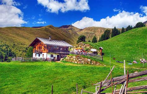 Veduta panoramica della Blutige Alm con la baita e le montagne circostanti