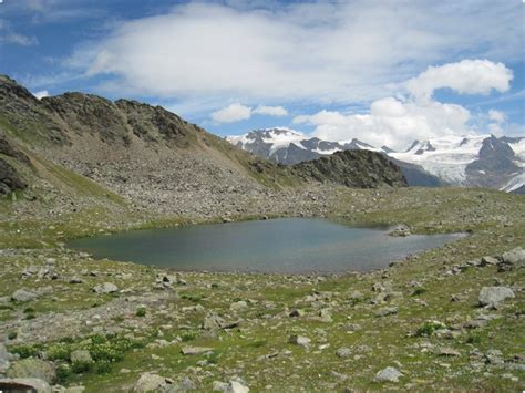 Panoramica sulla valle della Manzina con il lago in primo piano