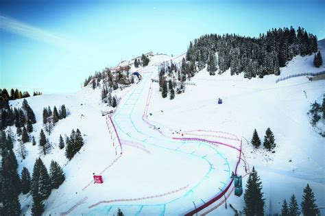 Immagine della pista Streif a Kitzbühel con gli sciatori in azione