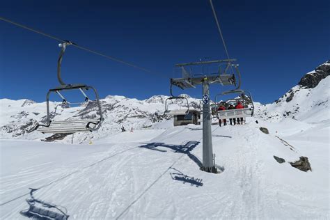 Panorama del comprensorio Monterosa Ski con le vette innevate e un impianto di risalita